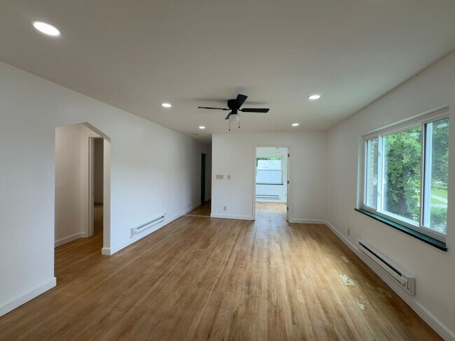 Building Photo - 419 Elm St