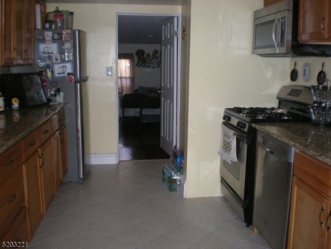 Building Photo - 147 Phelps Ave