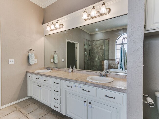 Building Photo - Large 4-Bedroom Home in Edmond Schools