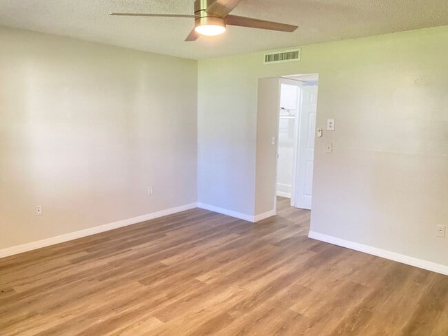 Building Photo - Apartment For Rent 2 bed / 2 bath