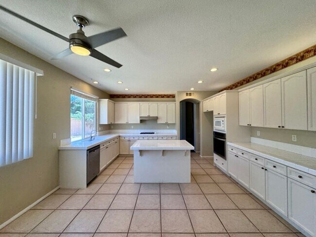Building Photo - Murrieta Home with 6 Bedrooms plus a Bonus...