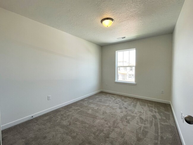 Building Photo - Bright and spacious 4 Bedroom 2.5 Bath hom...