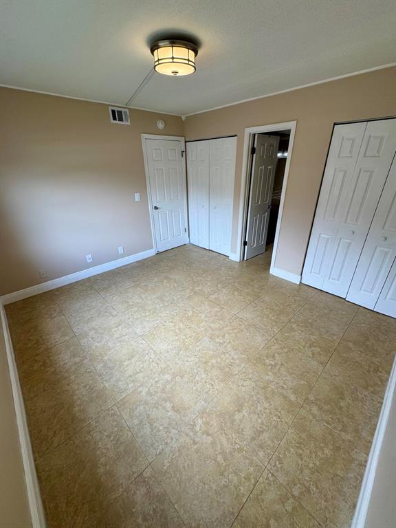 Building Photo - 10008 Twin Lakes Dr