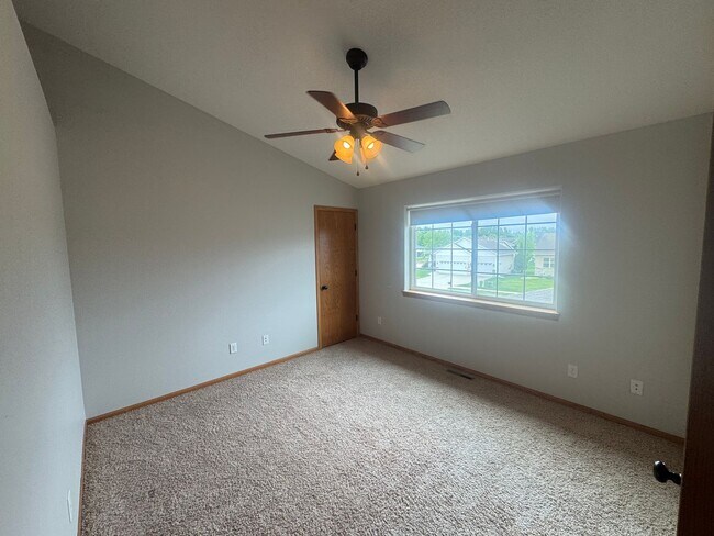 Building Photo - Four bed/2.5 bath townhome for August 2026!