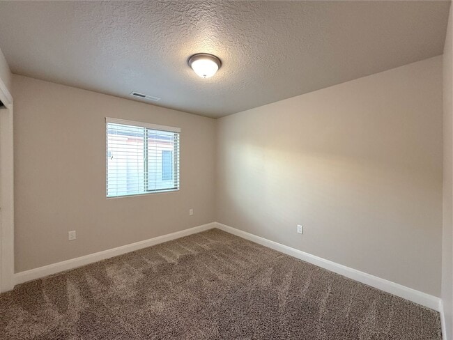 Building Photo - 3 bed, 2 bath home with 2 car garage