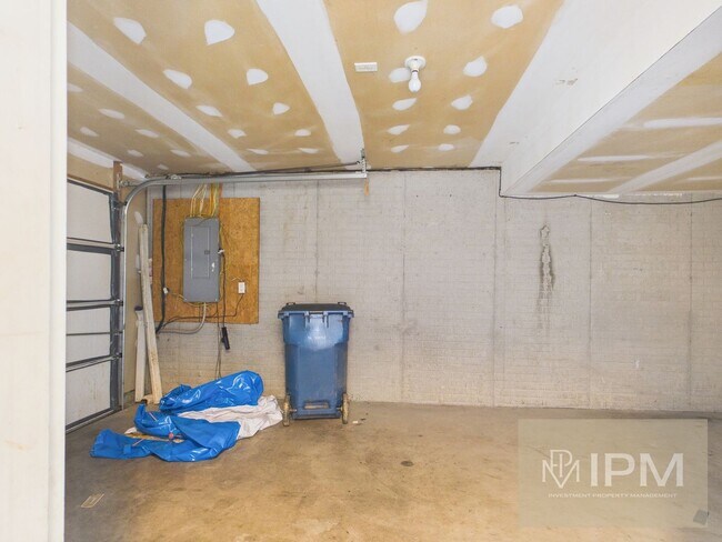 Building Photo - Modern 3 Bedroom Townhome with Garage & Outdoor Amenities!