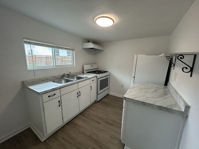 Building Photo - Charming 4 Bed, 3 Bath Home + Bonus 1 Bed/1 Bath Casita!