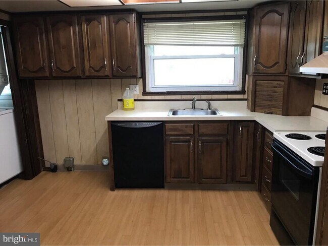 Building Photo - 384 Wildrose St