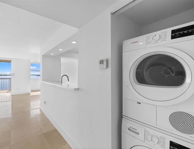 Building Photo - 1420 Brickell Bay Dr