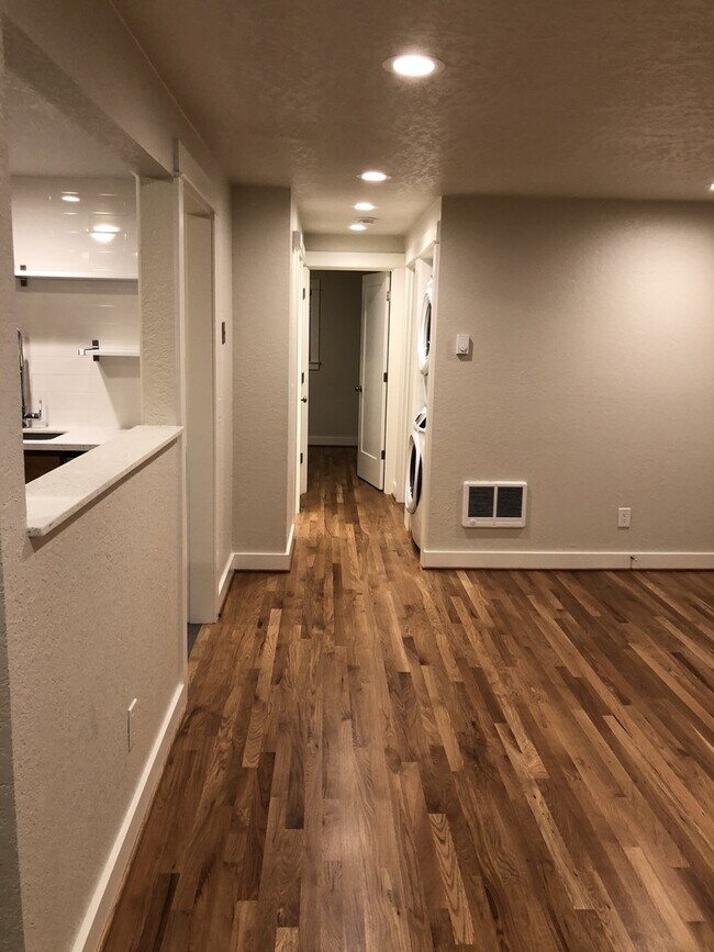 Building Photo - Like New Modern 2BD First Floor New Hardwo...