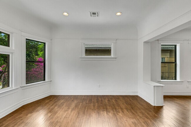 Building Photo - 1492 W 28th St