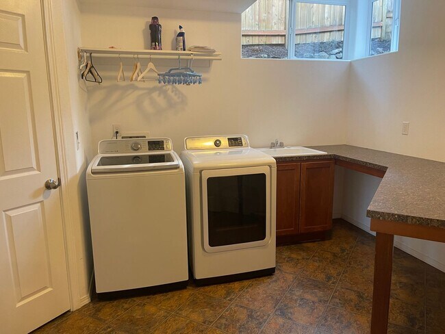 Building Photo - Gorgeous custom built home