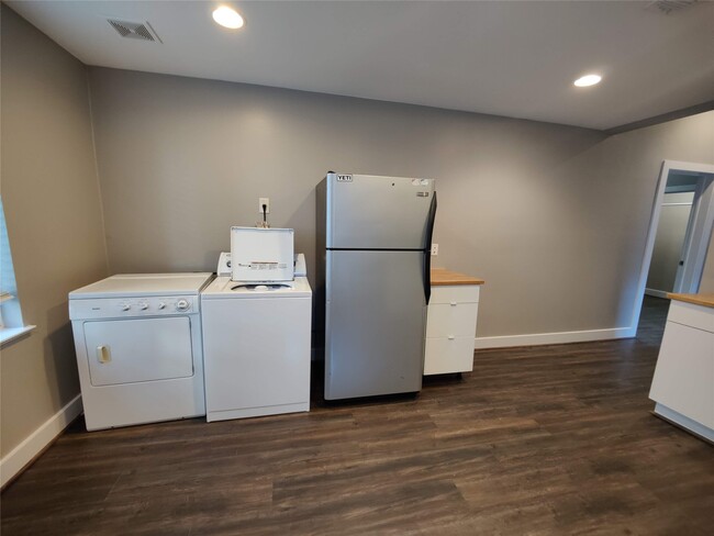 Building Photo - 711 Graham Pl