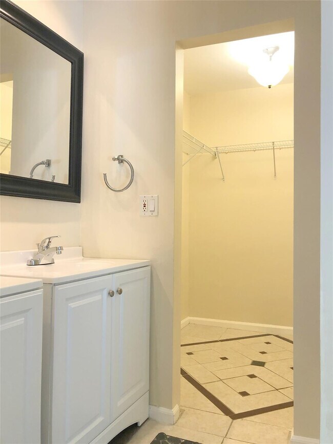 Building Photo - 71 Laredo Ln