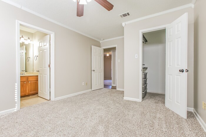 Building Photo - 14806 White Oaks Ln