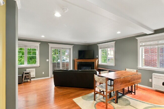 Building Photo - Gorgeous 3-Bed Capitol Hill Townhome with A/C, Garage & Partial Furnishings!- Available NOW FOR RENT