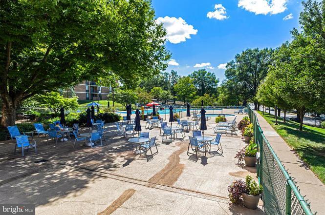 Building Photo - 2300 Pimmit Dr