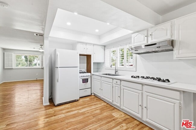 Building Photo - 2752 Guirado St