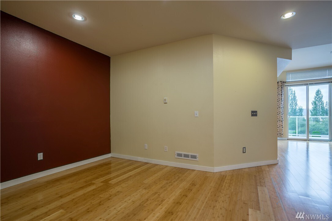 Building Photo - 3500 E Lake Sammamish Pky SE