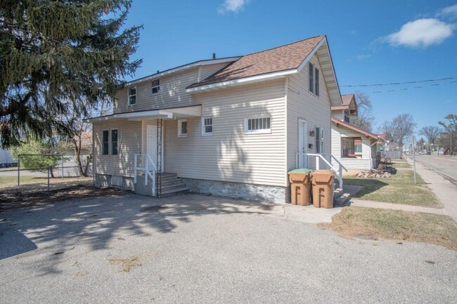 Building Photo - Single Family Home in Stevens Point Availa...