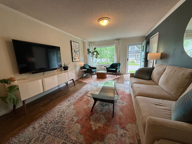 Building Photo - Beautifully Updated 4 Bed 2 Bath St.Paul S...