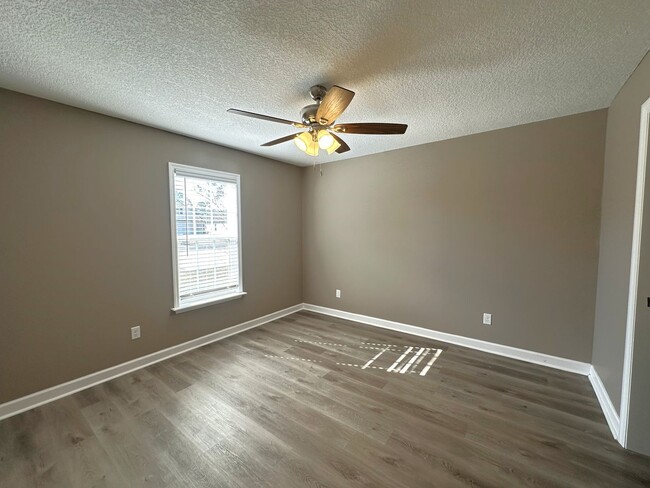 Building Photo - 419 Peters St