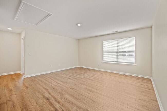 Building Photo - Stunning New Home in Enclave section Chateau