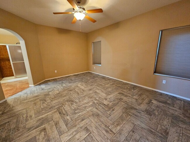 Building Photo - Beautiful Golf Course Area Home with 4 Bed...