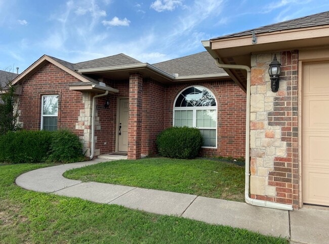 Building Photo - First Month Free!  Recently Remodeled!