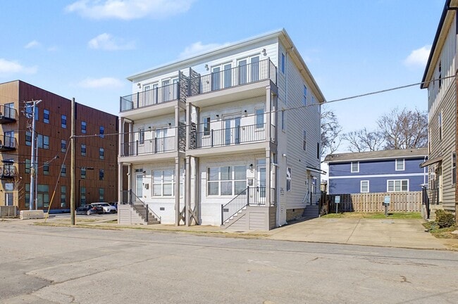 Building Photo - Modern Living in Downtown Nashville!