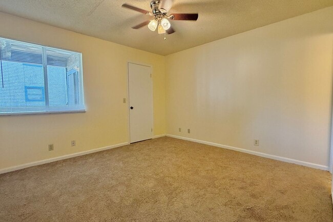 Building Photo - 910 Brett Dr