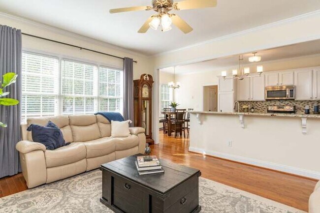 Building Photo - Gorgeous 4BD, 2.5BA Apex Home in an HOA Community with Amenities & Near Shopping, Dining, and Int...