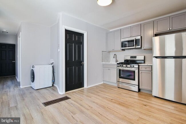 Building Photo - 217 Parkinson Ave