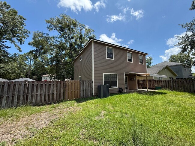 Building Photo - 3 Bed 2.5  Bath TWO Story Home