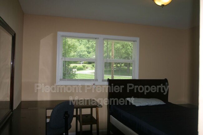 Building Photo - 1212 Brookwood Dr