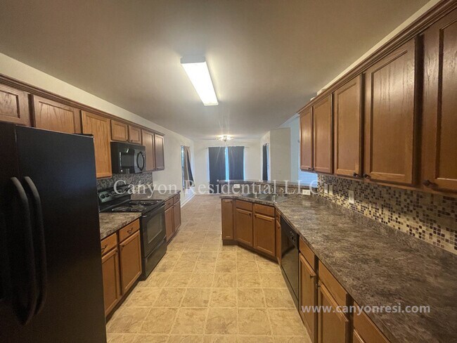 Building Photo - 1604 Cedrow Dr