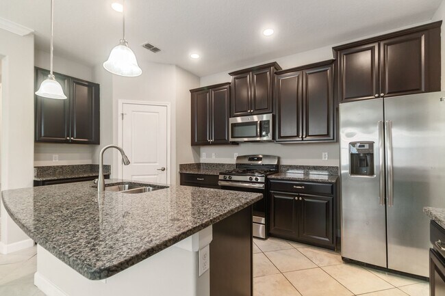 Building Photo - Spacious 4 bed, 3 Bath Terra Bella Home fo...