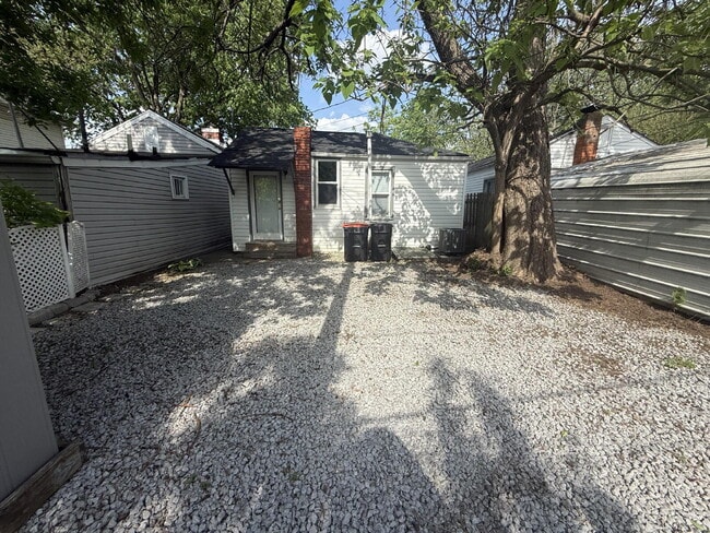 Building Photo - 2 bedroom, 1 bathroom House deep in the heart of the Highlands.