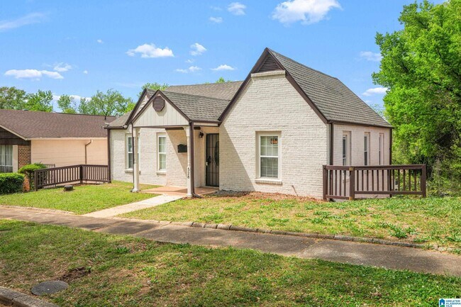 Building Photo - 528 10th Ct W