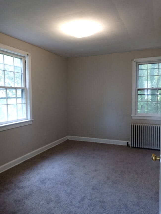 Building Photo - 715 Main St