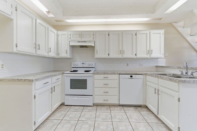 Building Photo - "Bright and Spacious 2-1 Duplex with Flexible Loft Space in Prime Keller Location!"