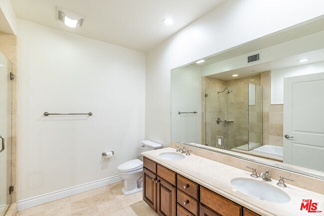 Building Photo - 2347 Fox Hills Dr