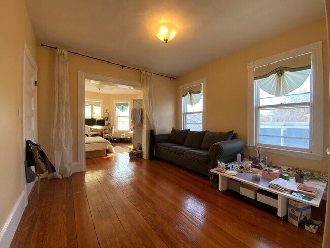 Building Photo - 64 Willow St