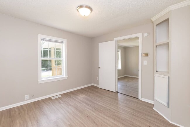 Building Photo - Two Bedroom Home!