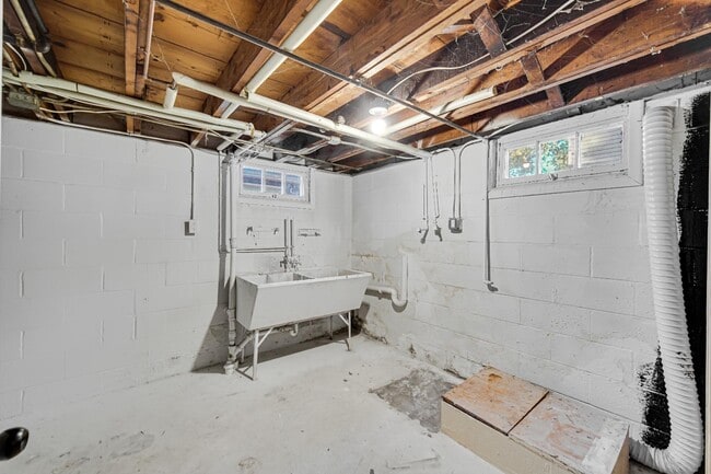 Building Photo - 3317 Franklin St