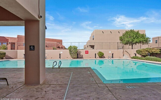 Building Photo - Gorgeous Townhouse in Pueblos at Alameda R...