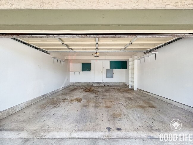 Building Photo - Spacious 3B/2.5BA Multi-Level Home in Redwood Village with Attached Garage, Private Patio & Commu...