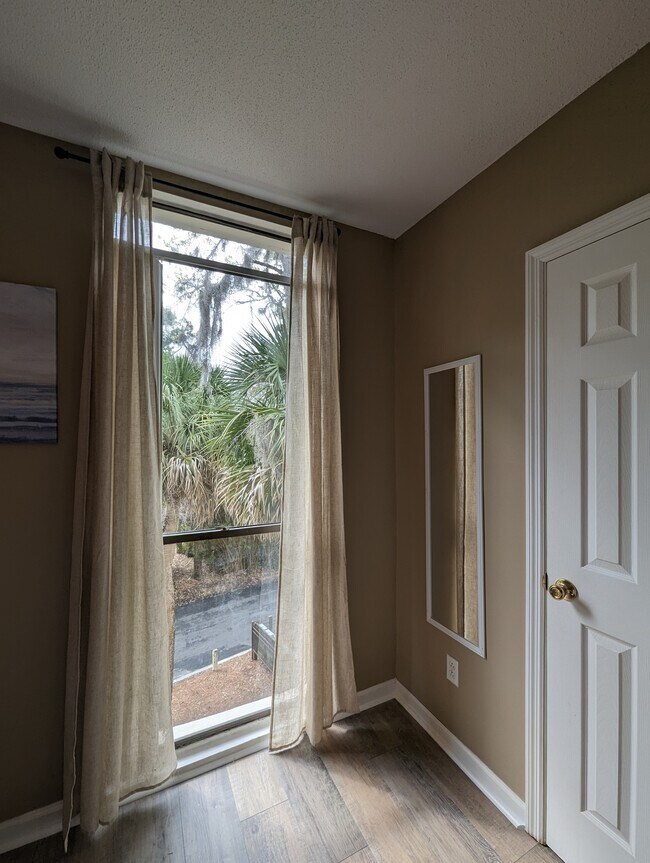 Building Photo - 42 S Forest Beach Dr