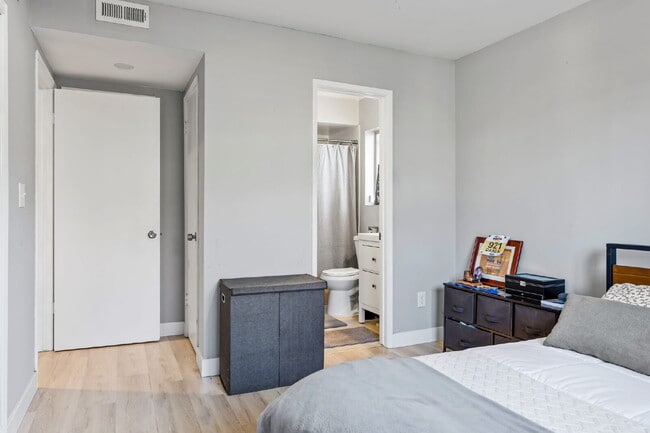 Building Photo - 4 Bedroom Condo for Rent in Ventura!