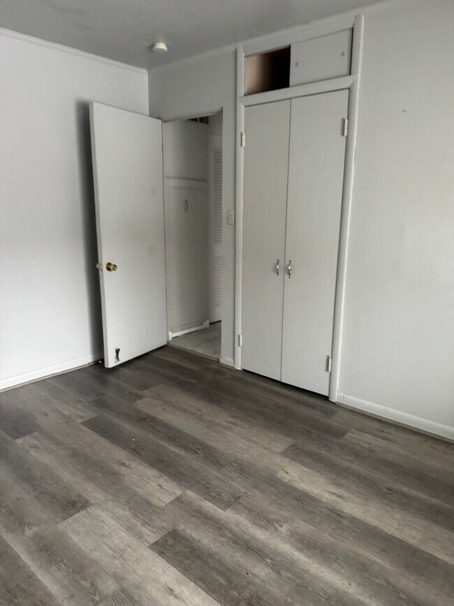 Building Photo - 2 bedrooms oak park gem